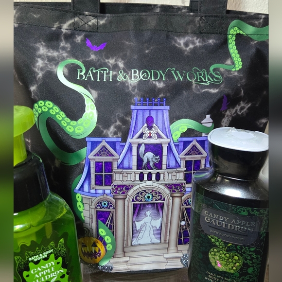 Candy Apple Cauldron 4-Piece Gift Set w/Bag • Bath & Body Works • - Picture 16 of 16